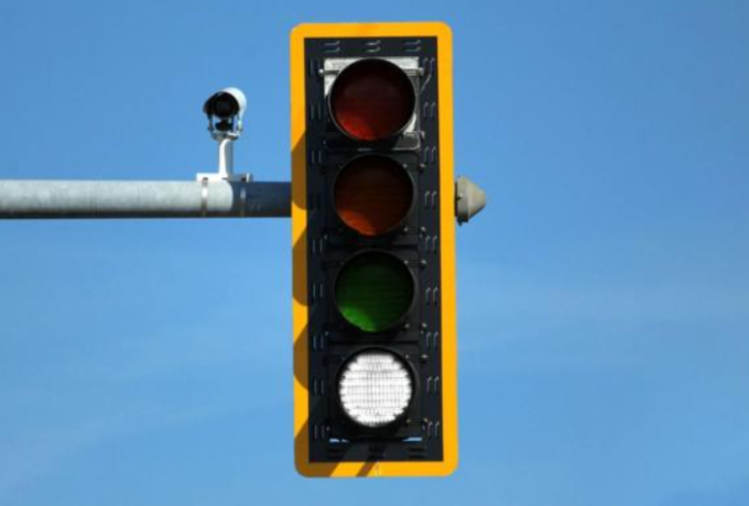 Μπαίνει τέταρτο χρώμα στα φανάρια -Τι απόχρωση θα έχει, τι θα σημαίνει